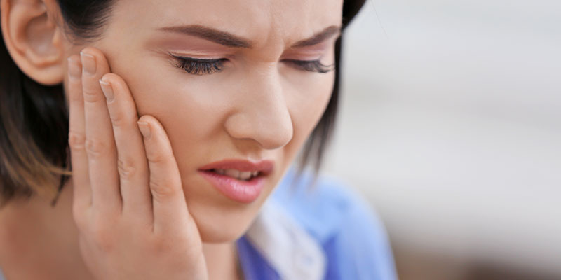 young-woman-suffering-from-dental-emergency